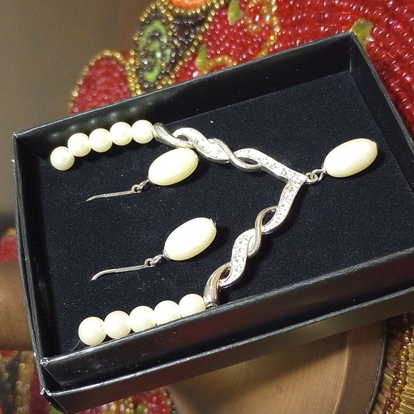 Faux Pearls Necklace/Earrings Set - Picture 6 of 10